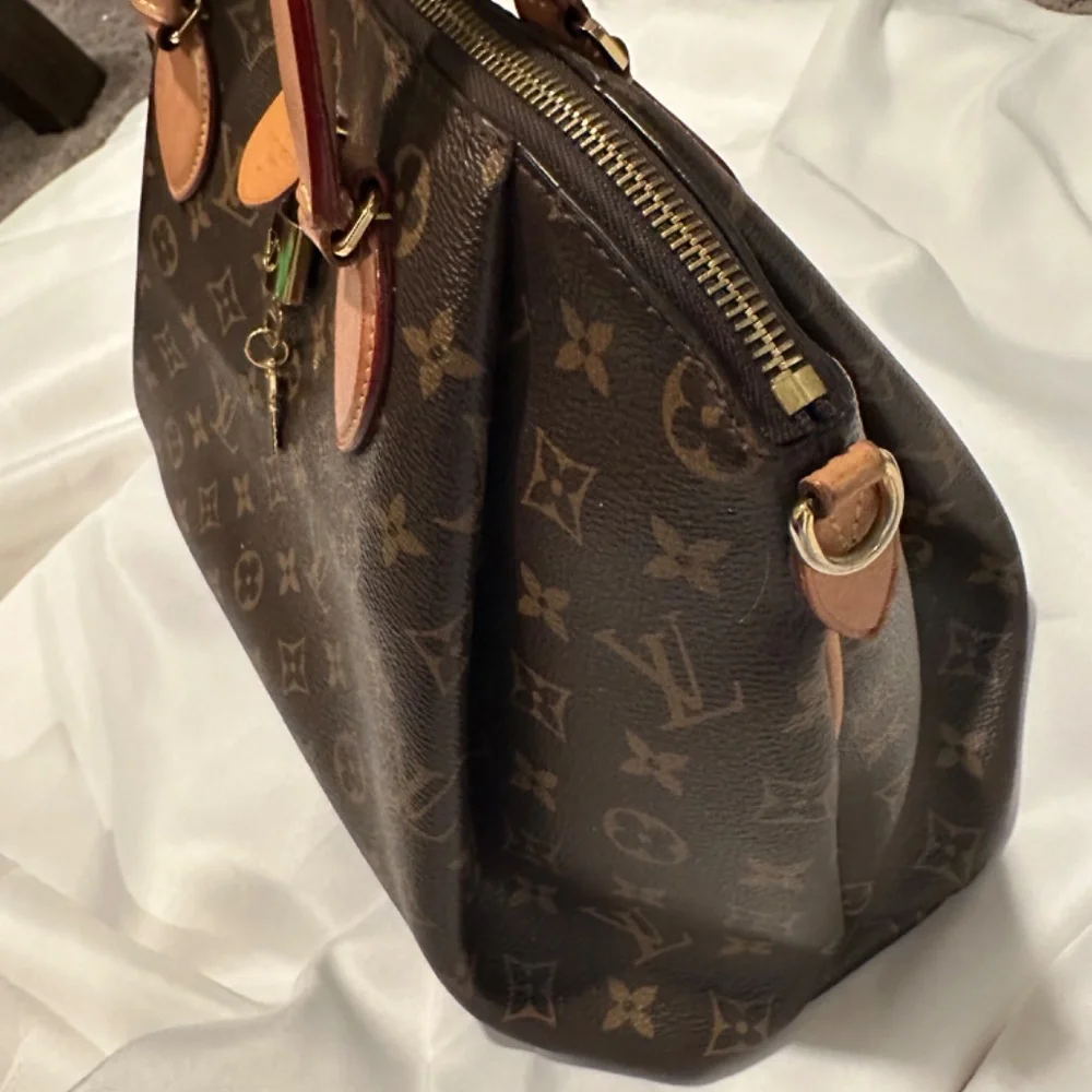 Louis Vuitton Rivoli MM - Picture 2 of 13